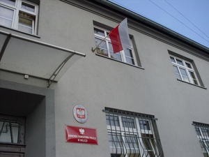 Flagi Rzeczypospolitej Polskiej na budynku Komendy Powiatowej Policji w Miliczu