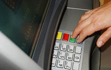 Korzystasz z bankomatu? Płacisz używając karty? Bądź ostrożny!