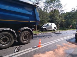 Uszkodzone pojazdy na miejscu wypadku drogowego niedaleko miejscowości Dziadkowo w gminie Cieszków