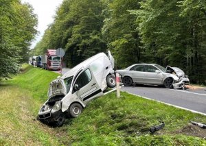 Uszkodzone samochody biorące udział w wypadku drogowym