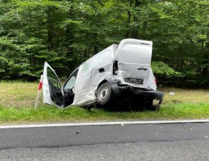 Uszkodzony Peugeot biorący udział w wypadku drogowym