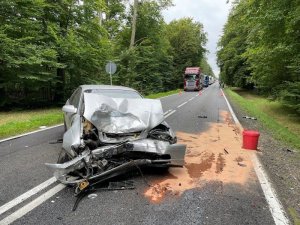 Uszkodzony Opel Omega biorący udział w wypadku drogowym