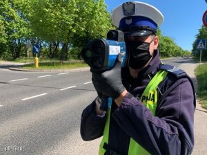 Policjant w trakcie kontroli prędkości jady pojazdów