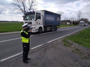 Policjantka w trakcie kontroli prędkości