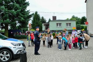 Policjant w trakcie spotkania z przedszkolakami w Cieszkowie