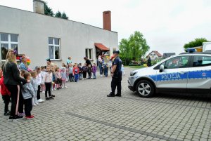 Policjant w trakcie spotkania z przedszkolakami w Cieszkowie