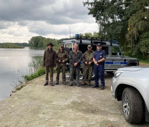 Uczestnicy wspólnego patrolu po stawach milickich