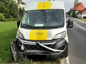 Uszkodzony przód samochodu marki Citroen Jumper