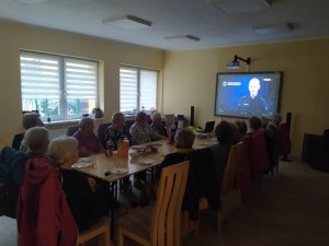 Milicka policjantka rozmawiała z seniorami o ich bezpieczeństwie