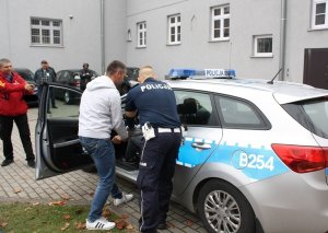 Rezerwiści ćwiczą techniki wyciągania z pojazdu zatrzymanego kierowcy