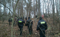 Policjanci w lesie poszukują zaginionej