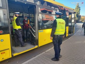 Kontrole realizowania obowiązujących obostrzeń wciąż trwają. Policjanci apelują o ich przestrzeganie!