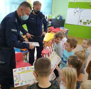 Policjanci rozdają przedszkolakom plany lekcji