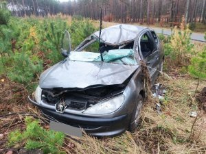 Kierowca Peugeota trafił do szpitala po dachowaniu samochodem na drodze koło Kubryka