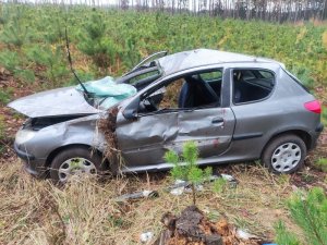 Rozbity samochód osobowy marki Peugeot