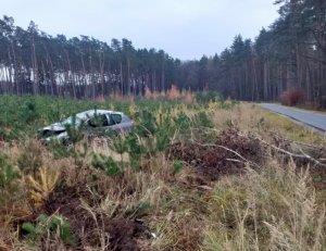 Rozbity samochód osobowy marki Peugeot