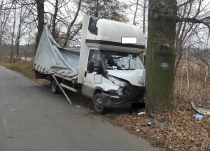 Uszkodzony samochód po uderzeniu w przydrożne drzewo koło Joachimówki