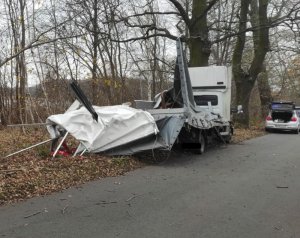 Uszkodzony samochód po uderzeniu w przydrożne drzewo koło Joachimówki