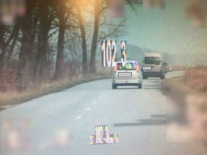 Na trzy miesiące stracił prawo jazdy, bo jechał samochodem przez teren zabudowany z prędkością 102 km/h