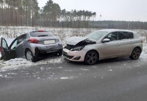 Uszkodzone samochody biorące udział w kolizji drogowej