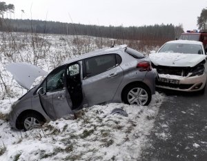 Uszkodzone samochody biorące udział w kolizji drogowej