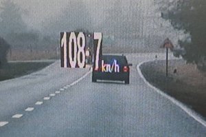 Na trzy miesiące stracił prawo jazdy, bo jechał samochodem przez teren zabudowany z prędkością 108 km/h