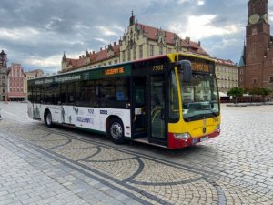 „Szczepciobus” pod KWP we Wrocławiu. Zapraszamy chętnych do szczepienia