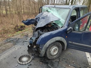 Uszkodzony Ford biorący udział w śmiertelnym wypadku drogowym