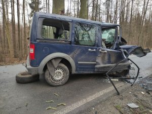 Uszkodzony Ford biorący udział w śmiertelnym wypadku drogowym