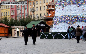 Policjanci patrolują świątecznie ustrojony Rynek we Wrocławiu