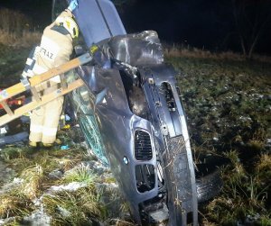 Uszkodzony samochód osobowy marki BMW biorący udział w zdarzeniu drogowym