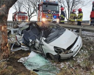 Zjechał z drogi i uderzył w przydrożne drzewo – niebezpieczny wypadek niedaleko Cieszkowa