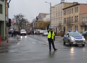 Policjant w trakcie zabezpieczenia Orszaku Trzech Króli w Miliczu