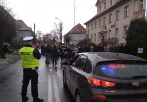 Policjant zabezpieczający Orszak Trzech Króli w Miliczu