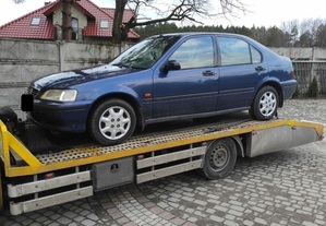 Samochód, którym jechał nietrzeźwy kierowca zatrzymany przez policjantów