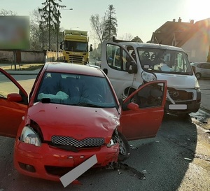 Uszkodzone pojazdy biorące udział w zdarzeniu drogowym na ulicy Parkowej w Krośnicach