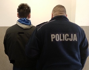 Policjant z zatrzymanym mężczyzną