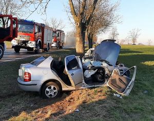 Uszkodzony samochód na miejscu wypadku drogowego niedaleko Cieszkowa