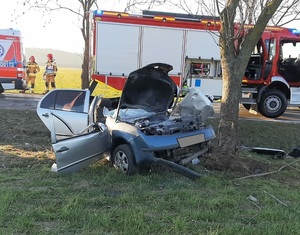 Uszkodzony samochód na miejscu wypadku drogowego niedaleko Cieszkowa