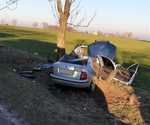 Uszkodzony samochód na miejscu wypadku drogowego niedaleko Cieszkowa