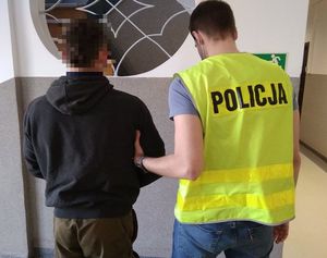 Policjant trzyma zatrzymanego sprawcę kradzieży