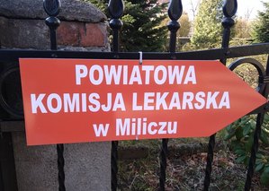 Tabliczka ogłoszeniowa z napisem Powiatowa Komisja Lekarska w Miliczu