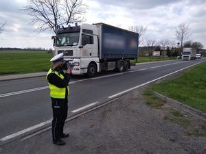 Policjantka w trakcie kontroli prędkości jadących pojazdów