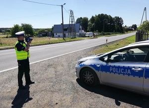 Policjant w trakcie kontroli prędkości pojazdów