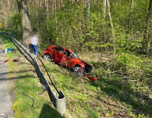 Uszkodzony samochód leżący w przydrożnym rowie