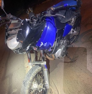 Motocykl uszkodzony po zderzeniu z osobowym Audi
