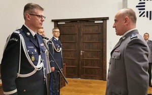 Komendant Wojewódzki Policji we Wrocławiu nadinspektor Dariusz Wesołowski odbiera meldunek od młodszego inspektora Mariusza Tańskiego