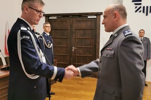 Komendant Wojewódzki Policji we Wrocławiu nadinspektor Dariusz Wesołowski gratuluje awansu młodszemu inspektorowi Mariuszowi Tańskiemu