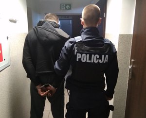 Włamywacze zatrzymali na gorącym uczynku – policjanci odzyskali większość skradzionych przedmiotów