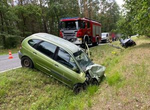 Samochody uszkodzone w wyniku zderzenia na drodze krajowej numer 15